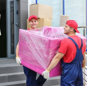 Zwei Umzugshelfer tragen ein in Folie gepacktes Möbelstück – Umzug in Pfungstadt