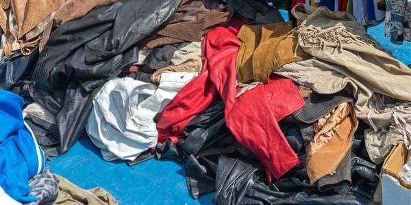 Entrümpelung in Pfungstadt: Berg aus Kleidung und Stoffen