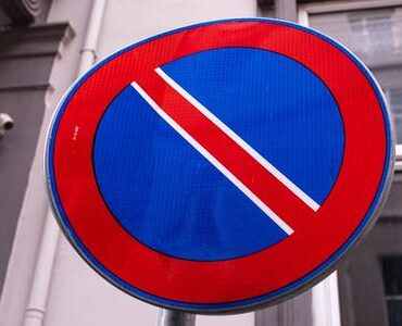Halteverbotsschild an einer Hauswand – Halteverbotszone Pfungstadt
