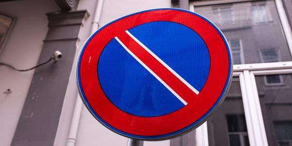 Halteverbotszone Pfungstadt: Halteverbotsschild an einer Hauswand