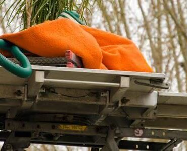 Möbellift transportiert ein Bündel Bettzeug nach oben – Möbellift in Pfungstadt