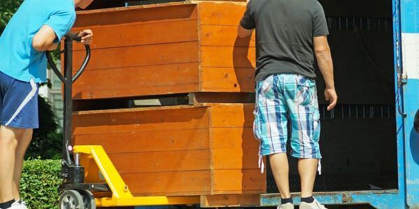 Möbellift Pfungstadt: Zwei Helfer tragen einen Holzschrank aus einem Lkw