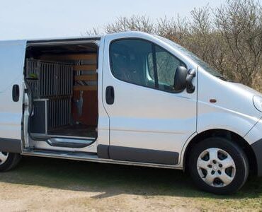 Weißer Transporter mit geöffneter Schiebetür – Transporter mieten in Pfungstadt